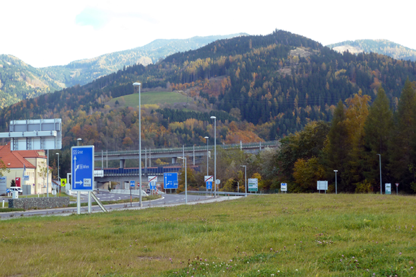 To the East: expressway as megastructure & landscape