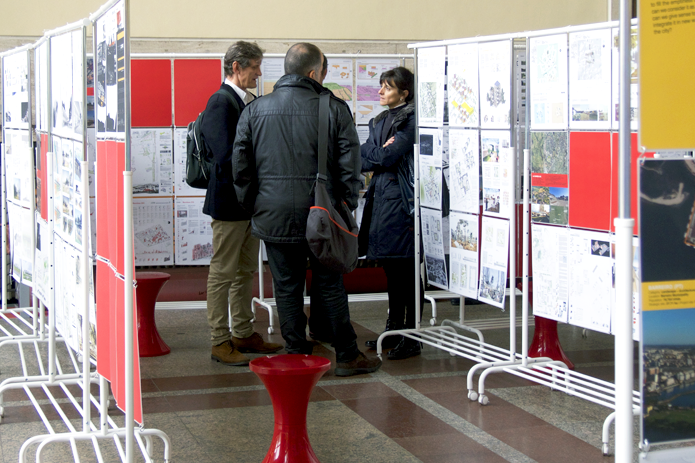 Discussion au milieu de l'exposition des projets présélectionnés