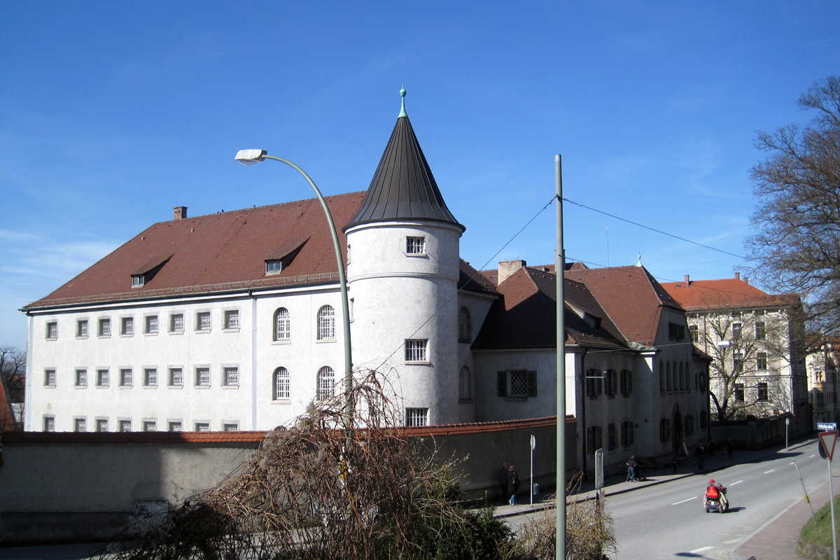 The former prison with the prison wall