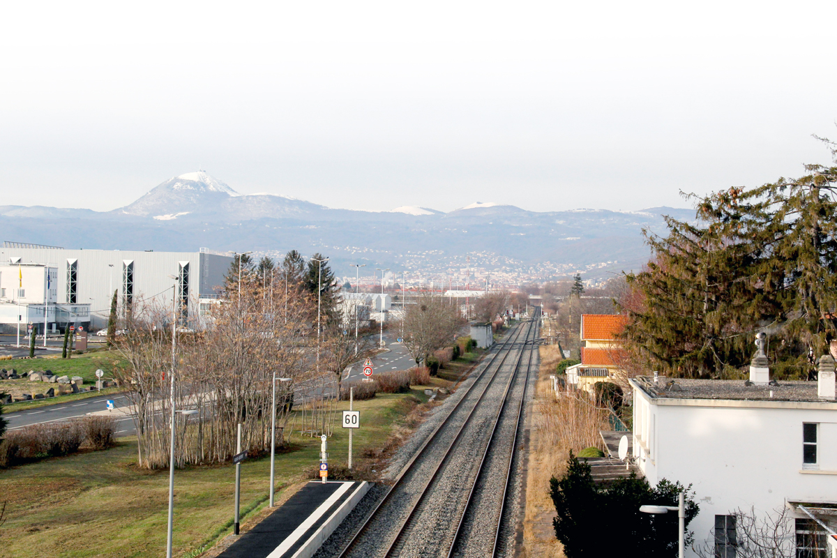 Vue sur la chaîne des Puy depuis la passerelle de la gare d'Aulnat